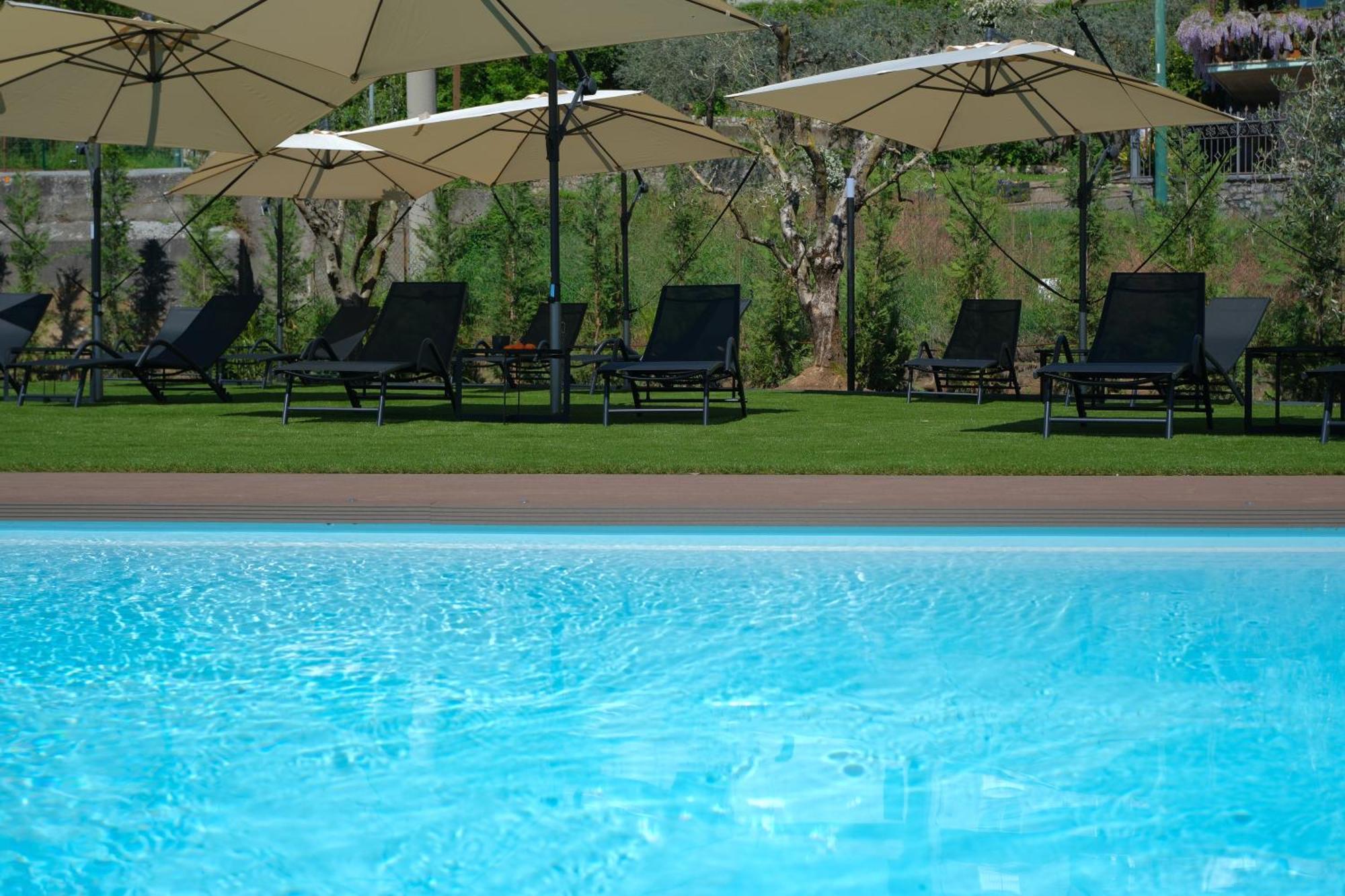 Costa Blu - Terrace Overlooking The Lake & Pool リーヴァ・ディ・ソルト エクステリア 写真