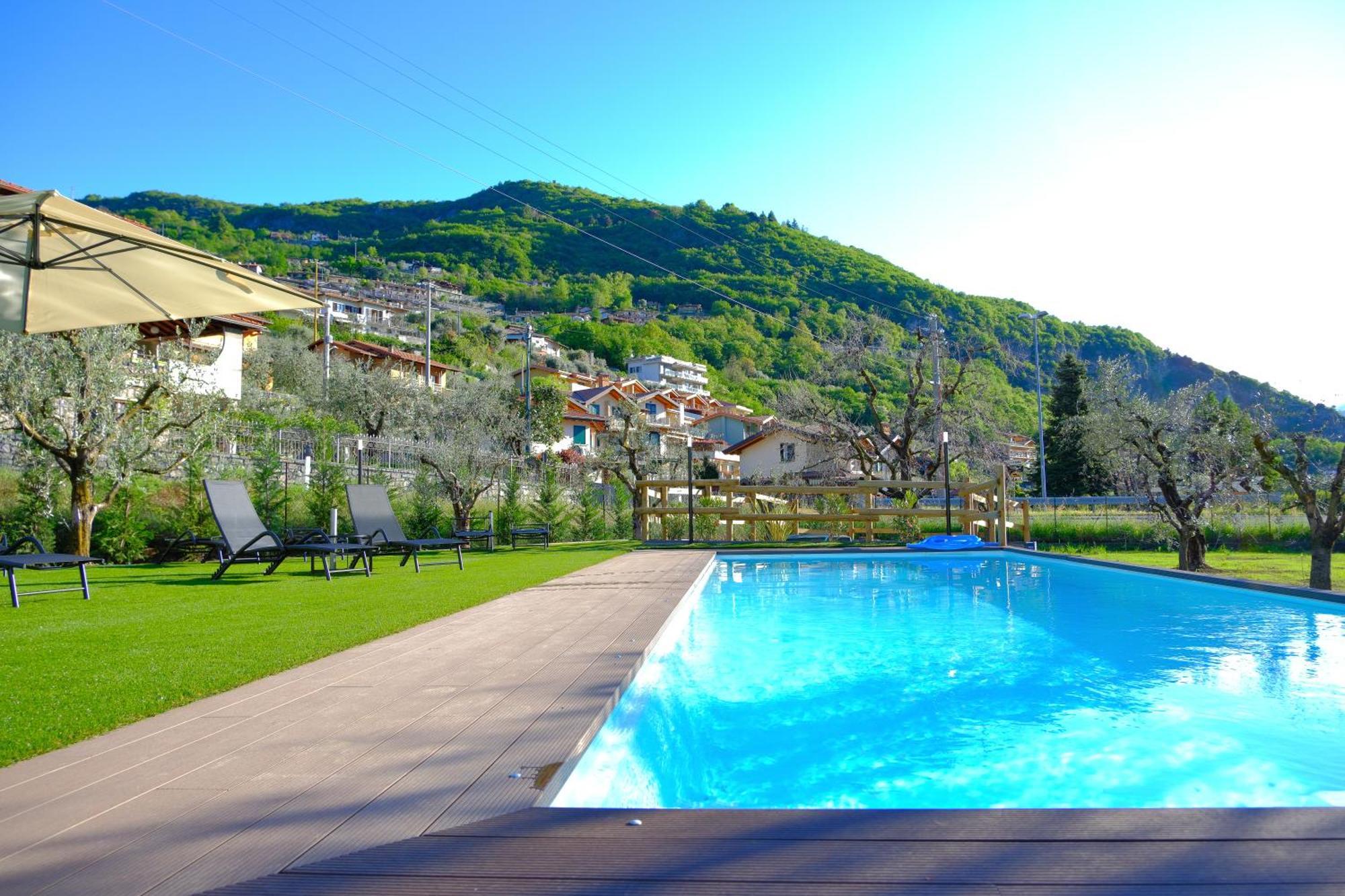 Costa Blu - Terrace Overlooking The Lake & Pool リーヴァ・ディ・ソルト エクステリア 写真